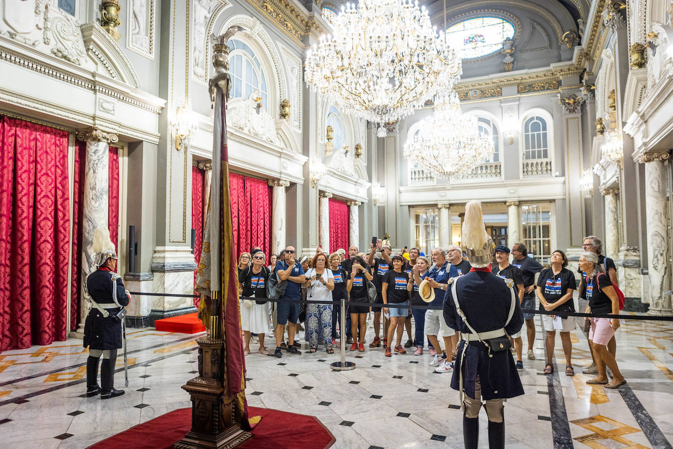 Valencia ya disfruta de la Real Senyera en la víspera del 9 d&#039;Octubre