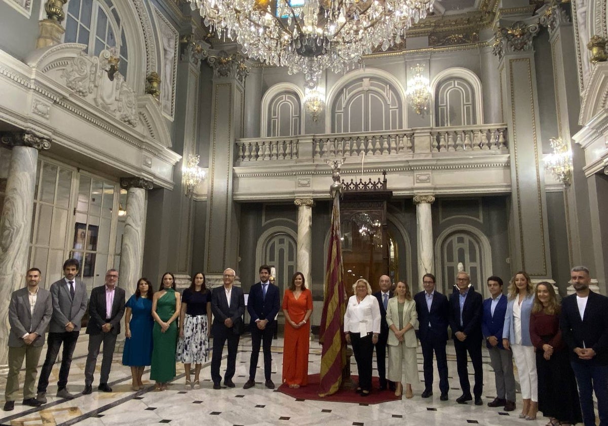 Imagen principal - Grupos políticos junto a la Senyera, con la ausencia de Vox, María José Catalá dando la bienvenida a los visitantes y colas de acceso.