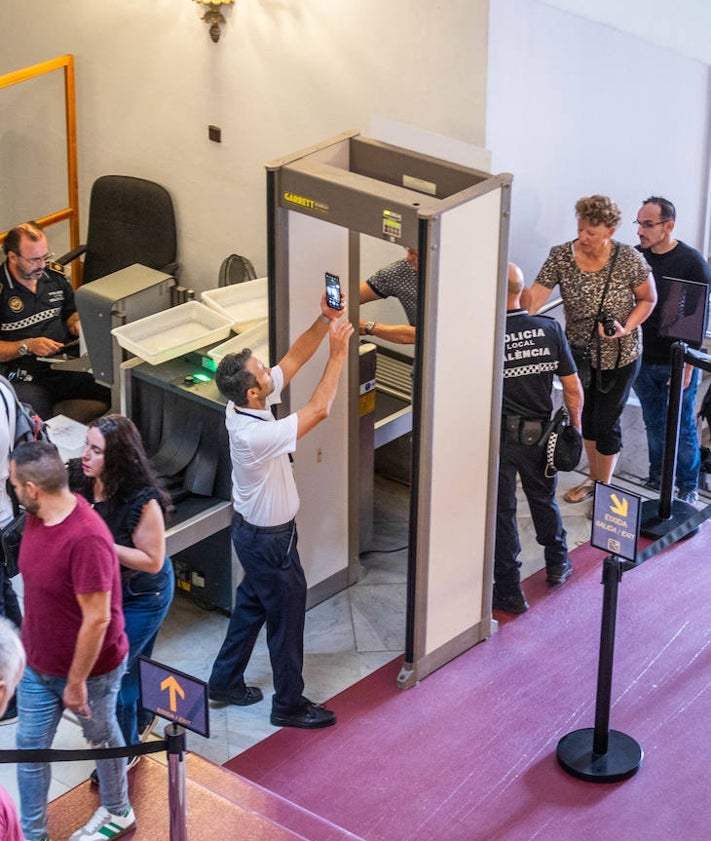 Imagen secundaria 2 - Grupos políticos junto a la Senyera, con la ausencia de Vox, María José Catalá dando la bienvenida a los visitantes y colas de acceso.