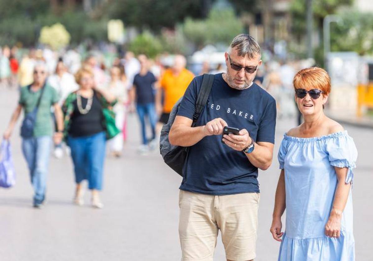 Dos personas en Valencia.