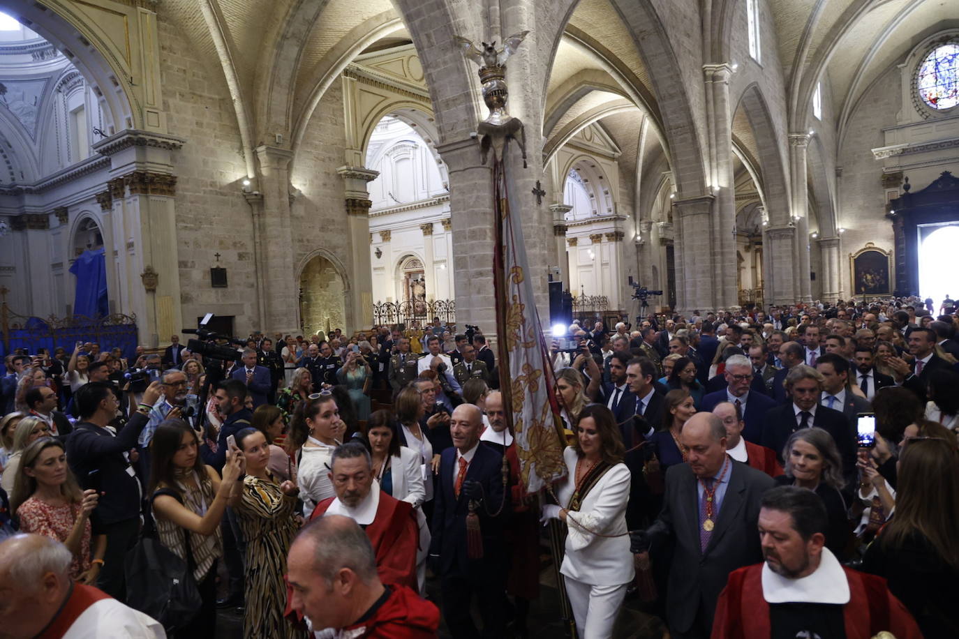 La Senyera regresa a la Catedral de Valencia tras ocho años de ausencia