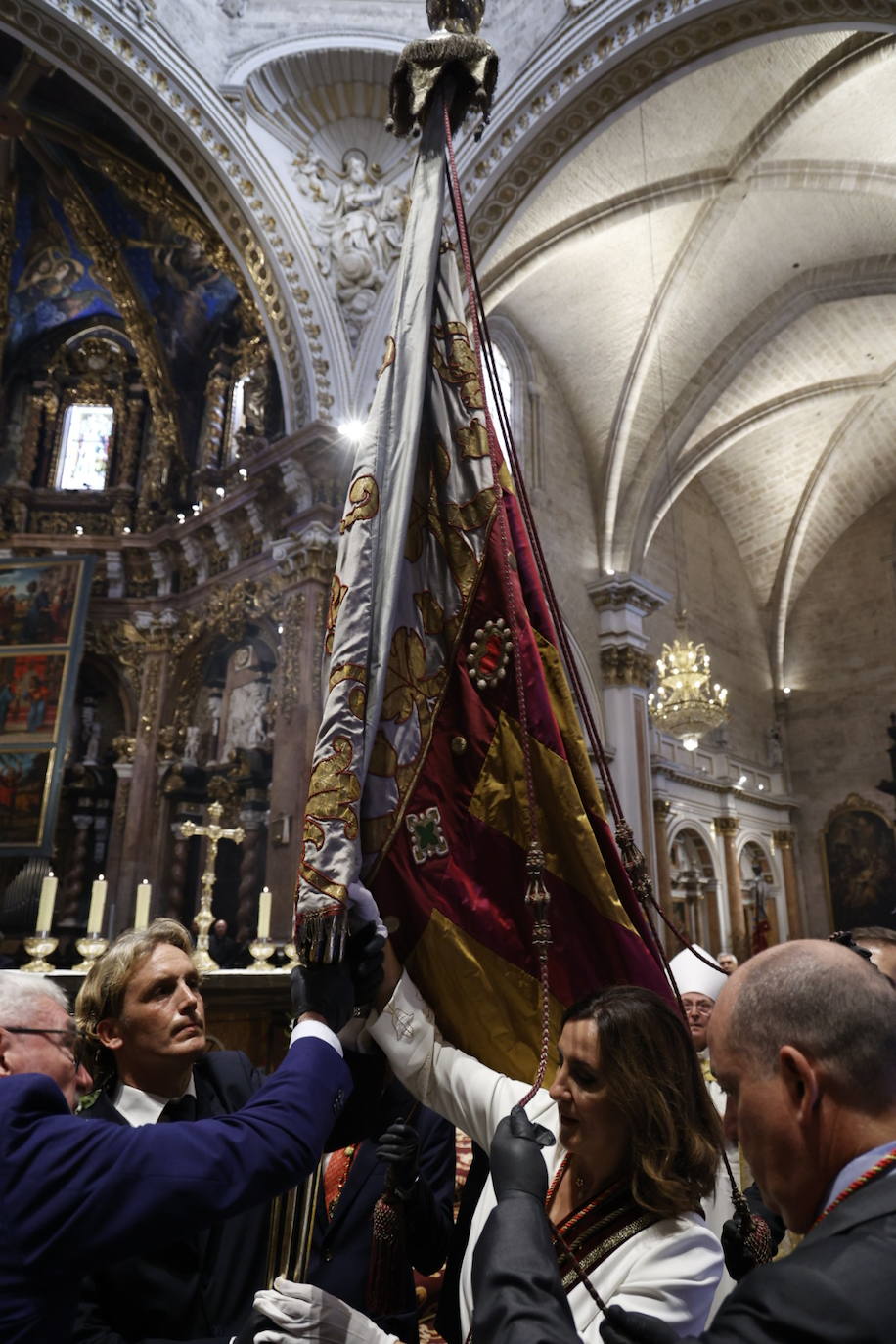 La Senyera regresa a la Catedral de Valencia tras ocho años de ausencia