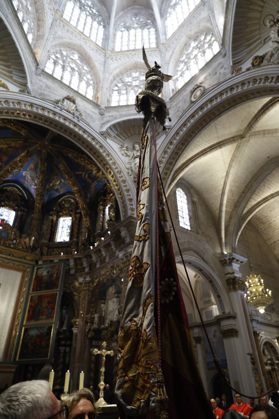 La Senyera regresa a la Catedral de Valencia tras ocho años de ausencia