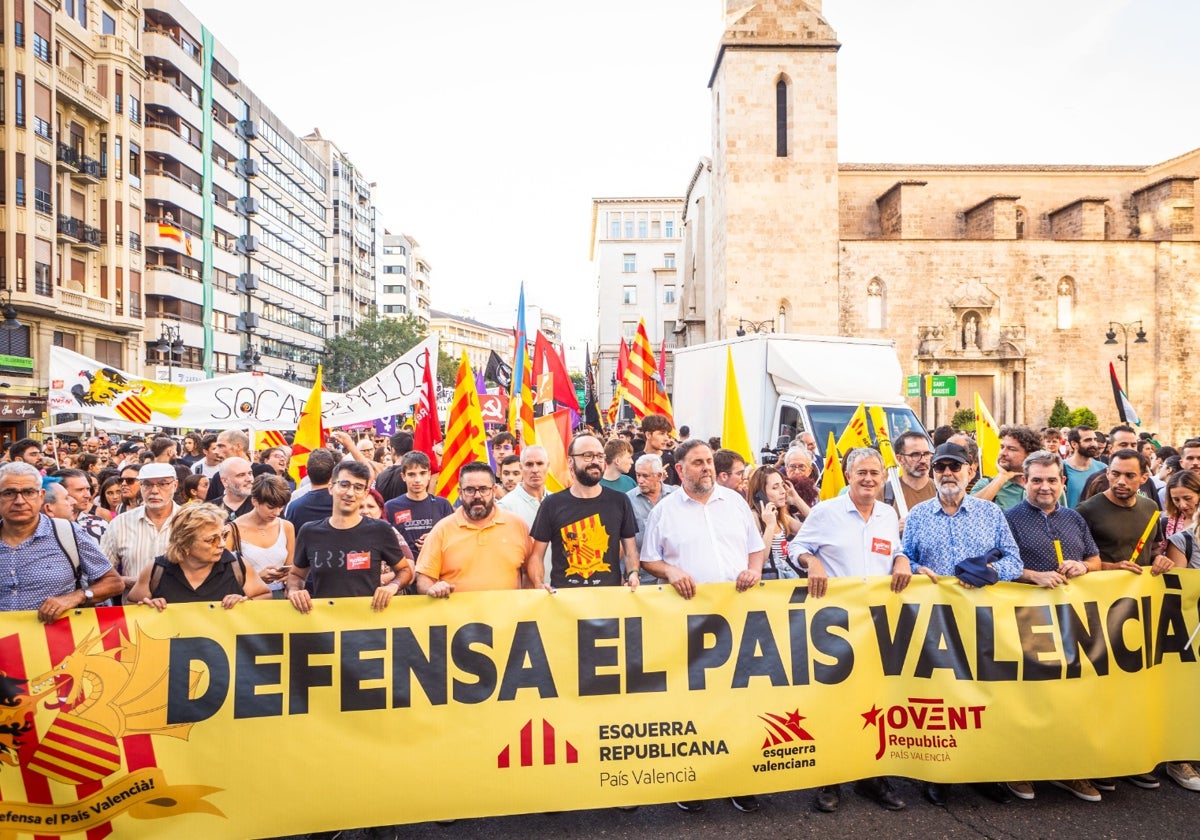 Oriol Junqueras, líder de ERC, junto a sus simpatizantes en la manifestación del 9 de octubre.