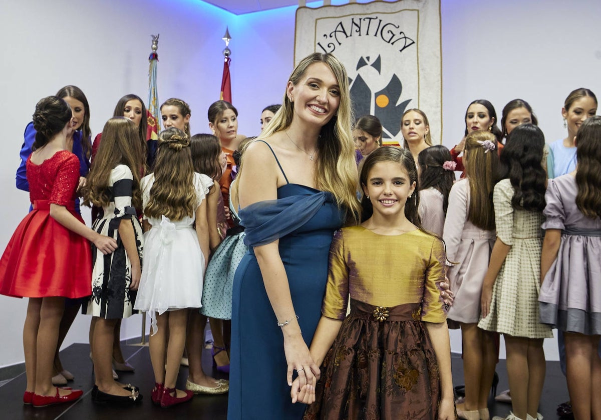 Laura Mengó y Paula Nieto, tras ser elegidas falleras mayores de Valencia 2023.