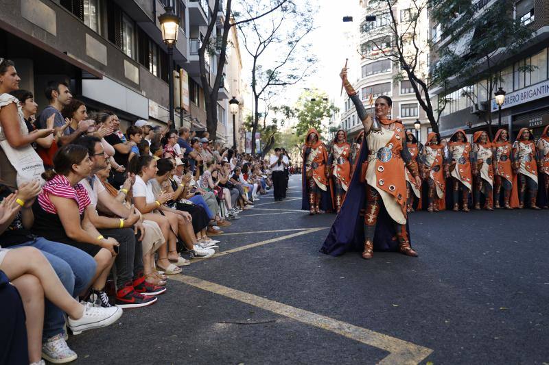 Fiesta en Valencia de los Moros y Cristianos en el 9 d&#039;Octubre