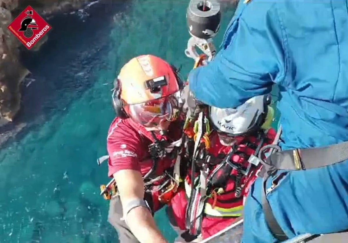 Las tareas de rescate junto a la Cova Tallada de Xàbia.