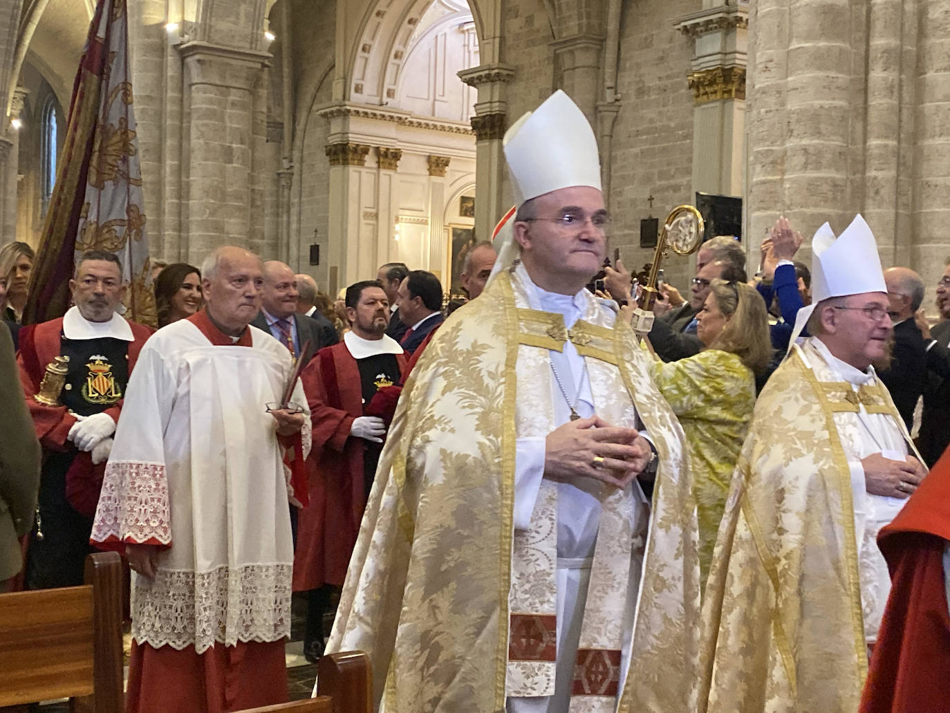 La Senyera regresa a la Catedral de Valencia tras ocho años de ausencia