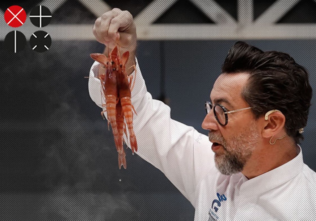 El chef Quique Dacosta sostiene la gamba roja, en este caso de Dénia.