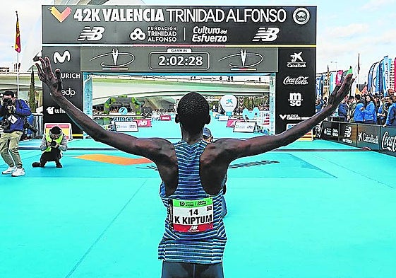 Kiptum, tras ganar el Maratón de Valencia el año pasado.