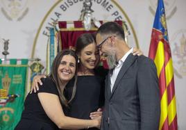 María Estela, junto a sus padres Francisco Arlandis y Inmaculada Ferrando, en el casal.