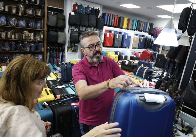 Manuel, en su tienda de bolsos y maletas.