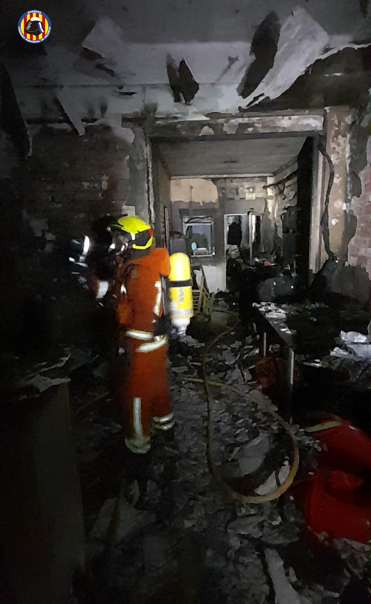 Bomberos en el interior de la vivienda.