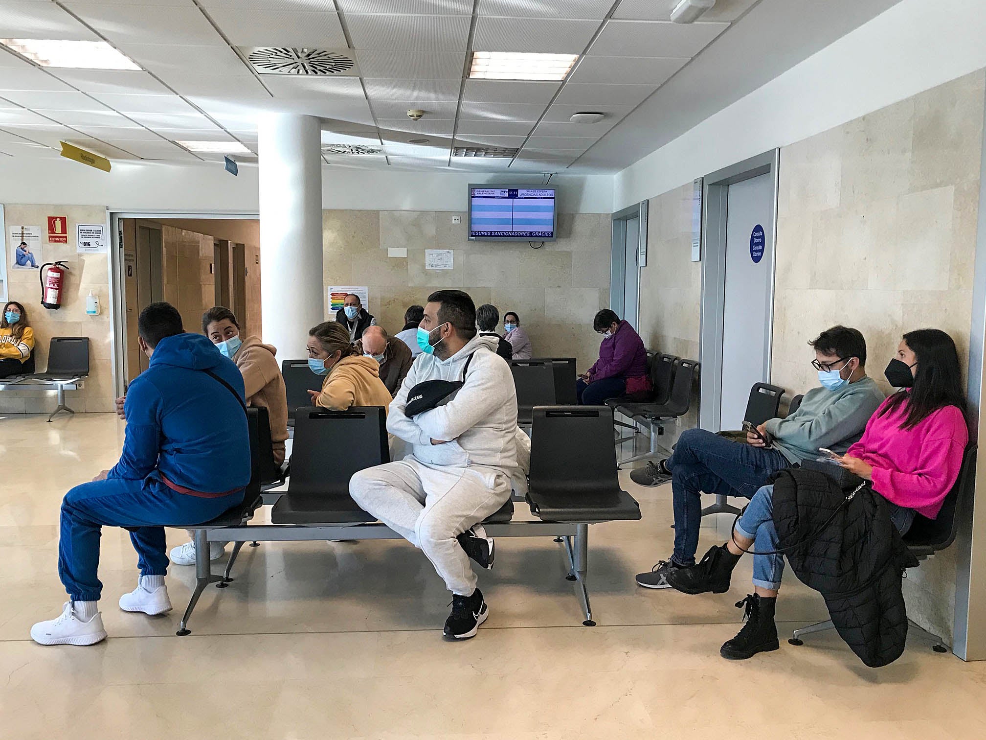 Los pacientes aguardan en una sala de espera de La Fe.