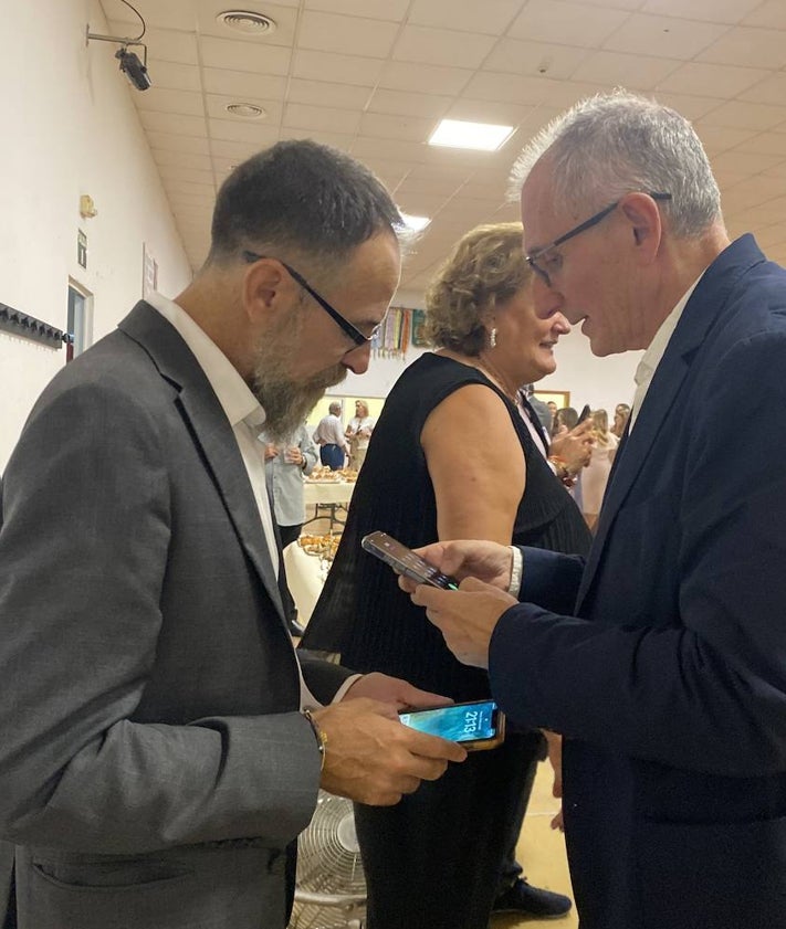 Imagen secundaria 2 - Padres de las cortes mayores (arriba) e infantiles (en el centro) y Rafa Mengó y Francisco Arlandis, intercambiando el número de teléfono.