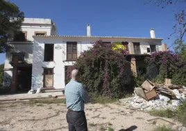 Uno de los responsables de la empresa propietaria, ante el edificio protegido.