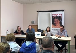 Momento de la presentación del proyecto, con la presencia de los padres de Isabel.