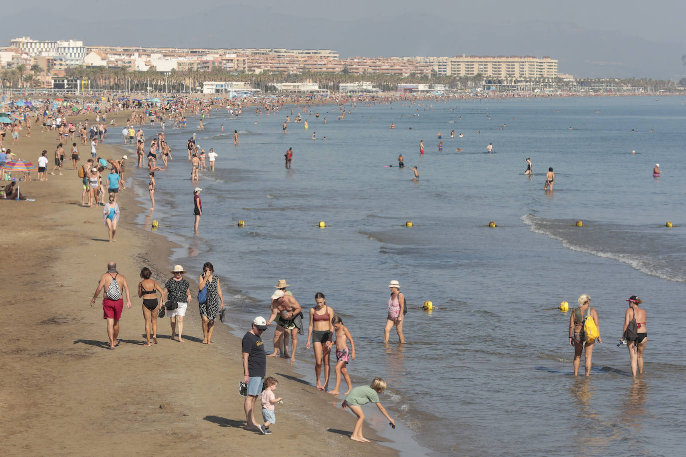 El puente del Pilar y las altas temperaturas llenan las playas y las terrazas en Valencia