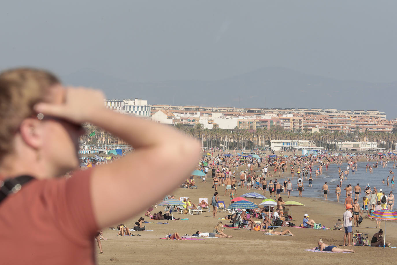 El puente del Pilar y las altas temperaturas llenan las playas y las terrazas en Valencia