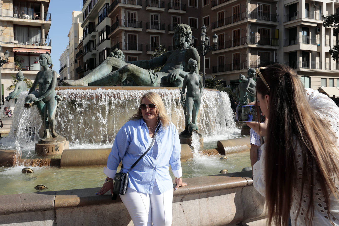 El puente del Pilar y las altas temperaturas llenan las playas y las terrazas en Valencia