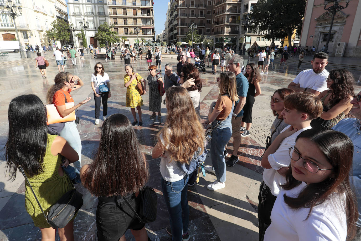 El puente del Pilar y las altas temperaturas llenan las playas y las terrazas en Valencia