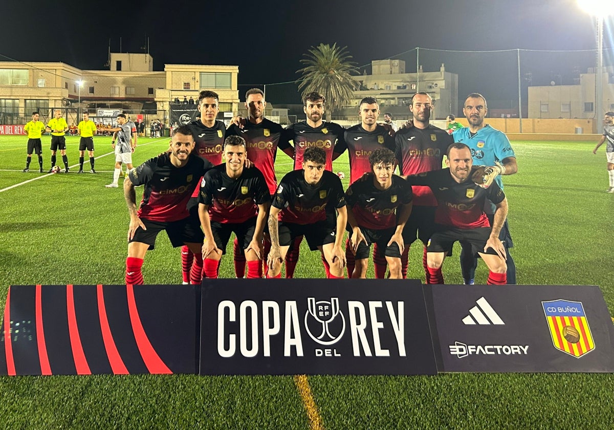 Los jugadores del CD Buñol, posando antes del partido.