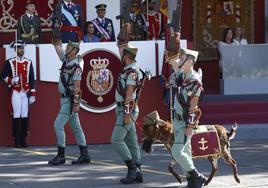 La princesa Leonor, el rey Felipe VI y la reina Letizia, al paso de un chivo, la mascota actual de la Legión.