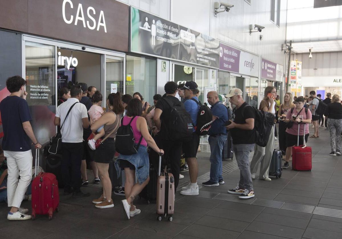 Una avería en la catenaria interrumpe la circulación de la alta velocidad entre Valencia, Alicante y Madrid