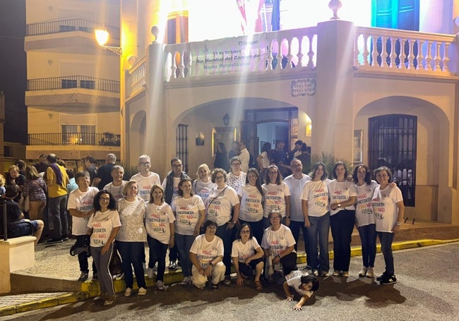 Vecinos de Agullent y Xàtiva posan con camisetas con el lema de la campaña.