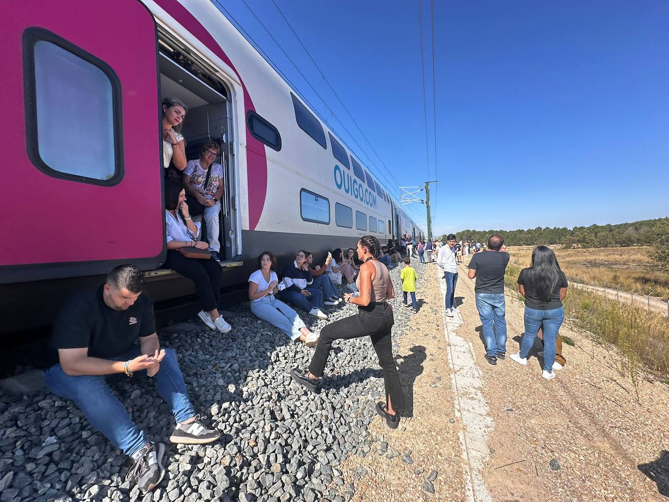 Una avería en la catenaria interrumpe la circulación de la alta velocidad entre Valencia, Alicante y Madrid