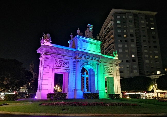 La Porta de la Mar iluminada con los colores del cáncer de mama metastásico.