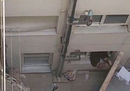 El joven entra en una oficina tras romper la ventana de cristal.