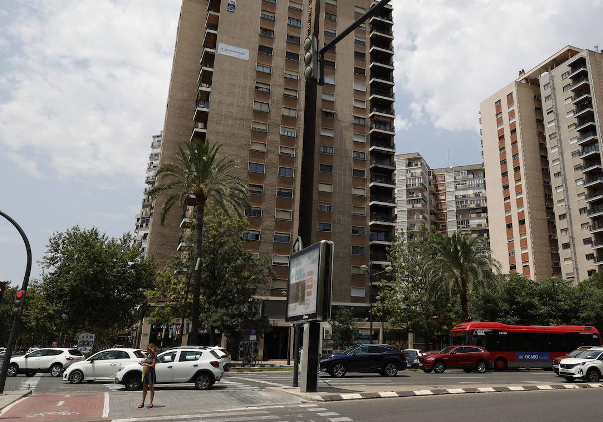 El carril bici de la avenida Blasco Ibáñez, en el cruce con la avenida Cataluña.