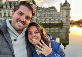 Louis Nicolas Crépy de Orleans junto a Carolina Torio Ballester el día de su compromiso, hace un año, en el castillo de Chantilly, en Francia.