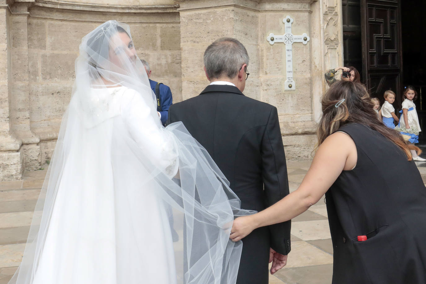 La novia con su padre, Antonio Torio, antes de entrar a la Catedral, donde le esperaba su futuro marido, Louis Nicolas Crépy de Orleans.