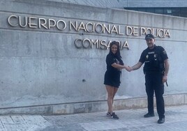 Sonia posa sonriente mientras estrecha la mano del policía que la auxilió.