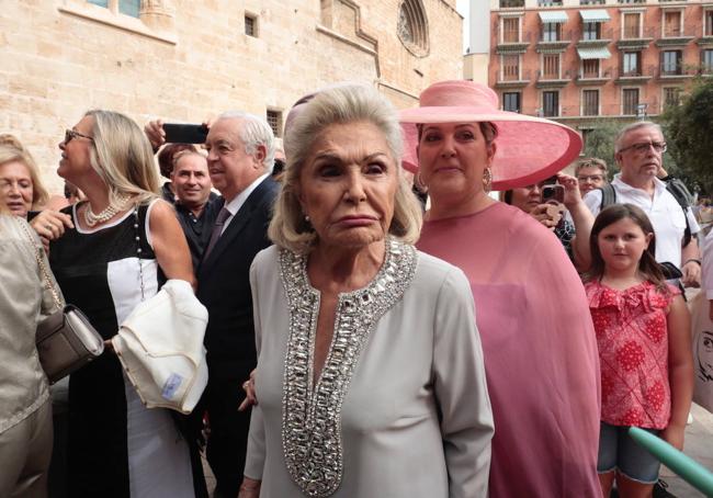 Beatriz de Orleans a las puertas de la Catedral de Valencia este sábado.. Detrás, con una pamela rosa, la madre del novio, Clotilde de Orleans.