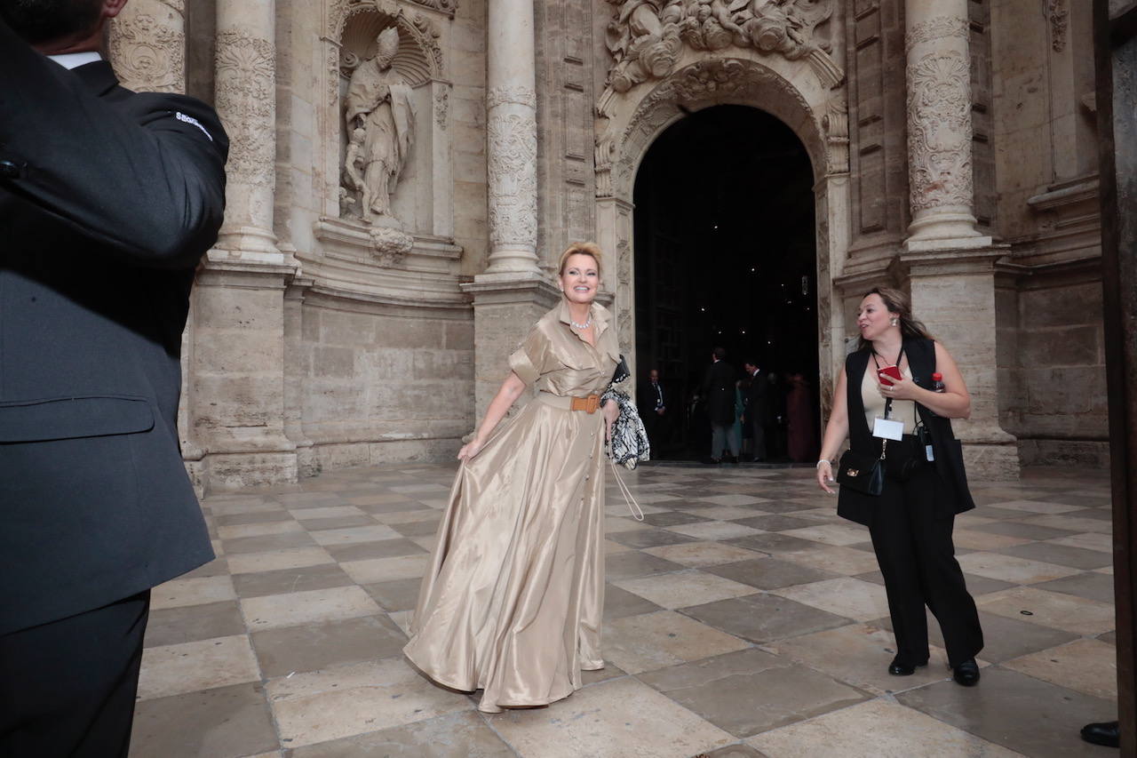 Ainhoa Arteta, feliz a las puertas de la catedral, donde sonó su voz de soprano acompañada por la coral catedralicia.