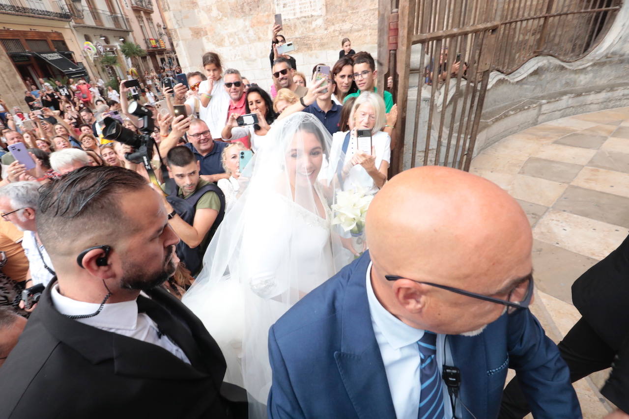 Carolina Torio luce un velo que la cubre por completo, y se puede apreciar la tiara que pertenece a la princesa Beatriz de Orleans.