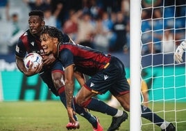 Fabrício y Bouldini celebran un gol con el Levante.