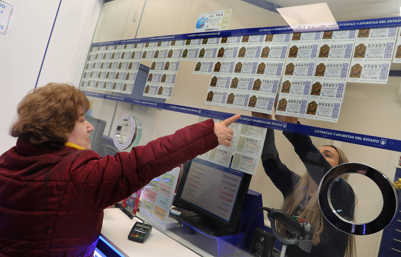 Una mujer compra un décimo en una Administración de Loterias en una imagen de archivo.