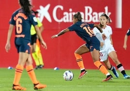 Kerlly conduce el balón durante el partido en Sevilla.