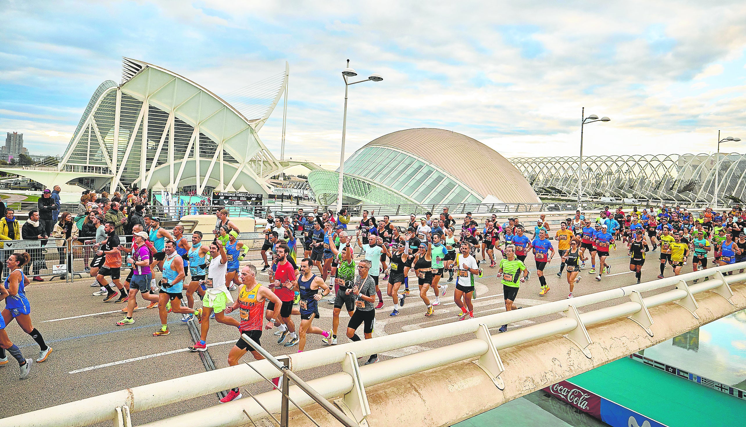 Participantes en el Maratón de Valencia del año pasado afrontan los primeros metros de la carrera.