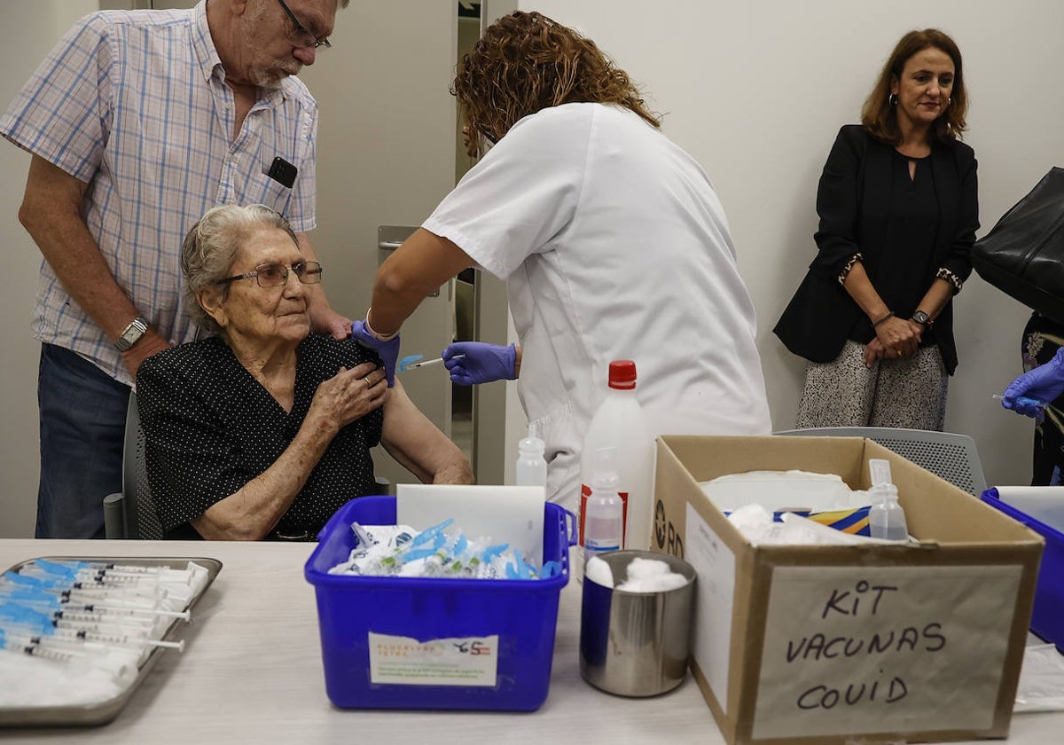 Vacunación de gripe y Covid este lunes en en centro de salud de Alfahuir de Valencia.