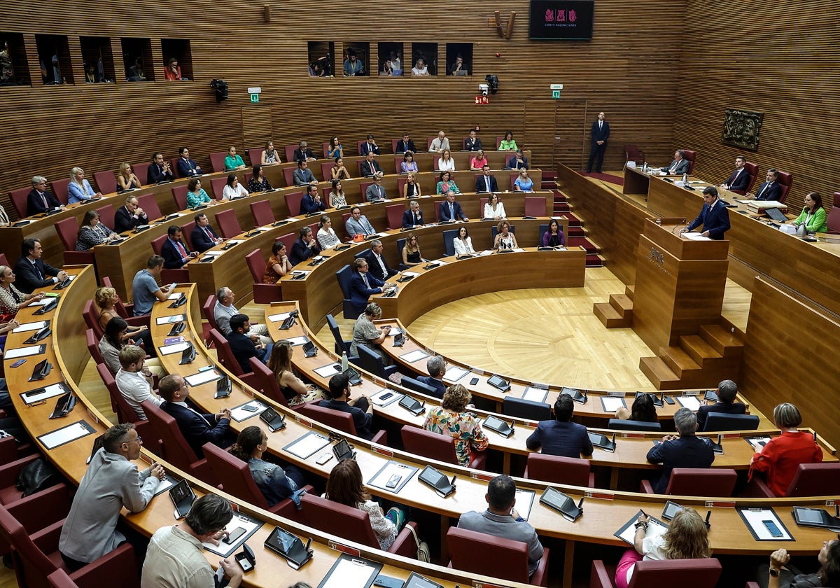 Pleno parlamentario en Les Corts.