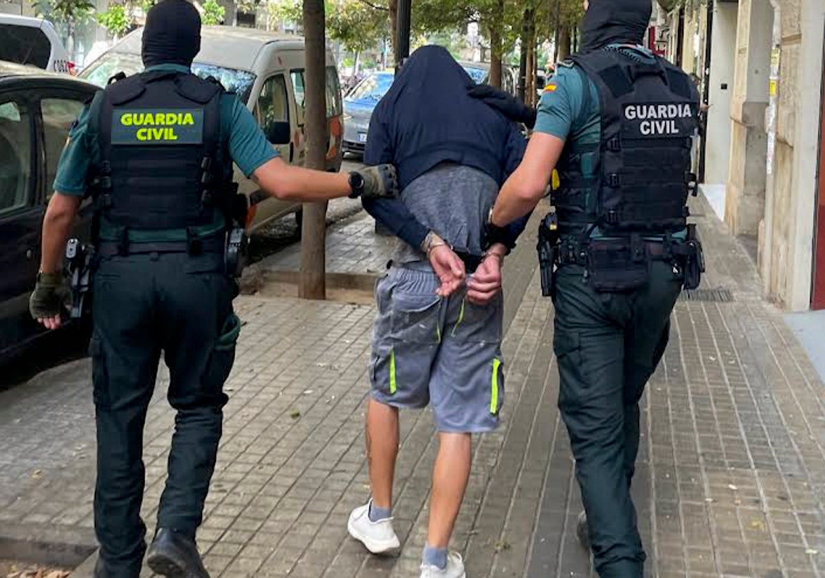 Uno de los detenidos en la operación.