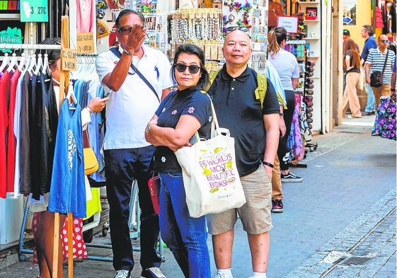 Un grupo de turistas en el centro de Valencia el pasado 1 de mayo.