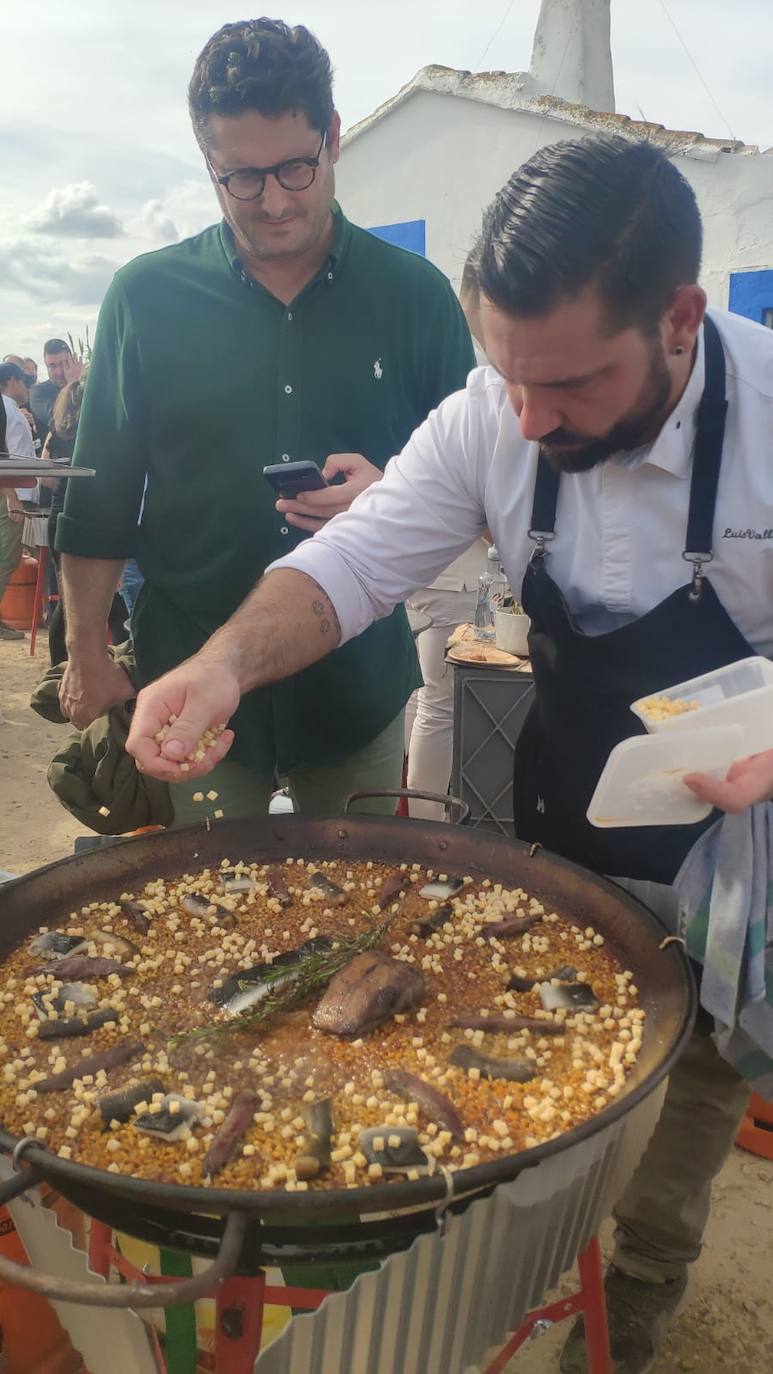 Imagen secundaria 2 - Arriba, arroz de carabineros con oro. A la izquierda, Noelia Pascual, de Cachito y a la derecha, Luis Valls, con una paella de anguila y pato azulón.