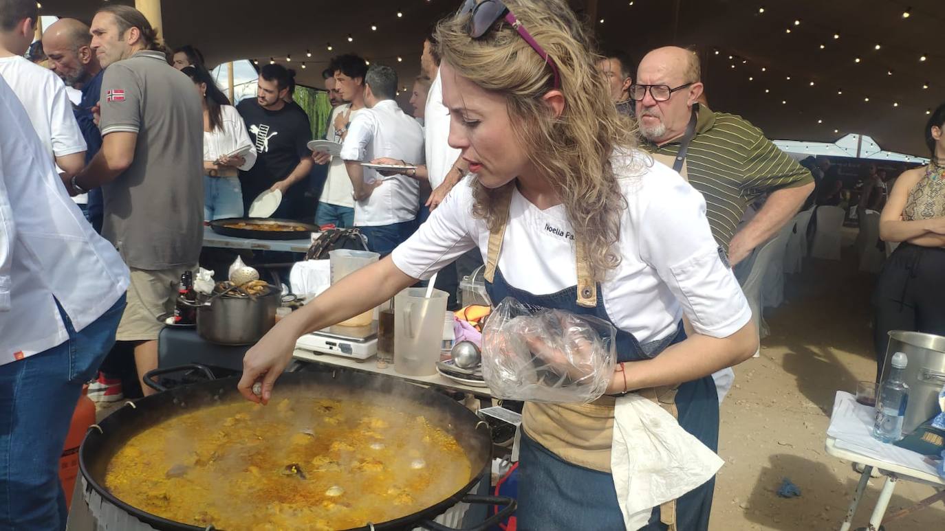 Imagen secundaria 1 - Arriba, arroz de carabineros con oro. A la izquierda, Noelia Pascual, de Cachito y a la derecha, Luis Valls, con una paella de anguila y pato azulón.