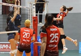 Momento de uno de los ataques del equipo setabense frente al Madrid.